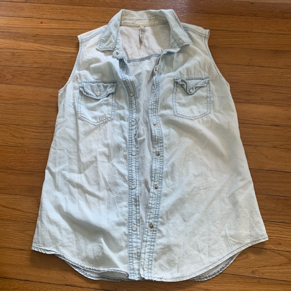 Chambray snap-closure sleeveless shirt